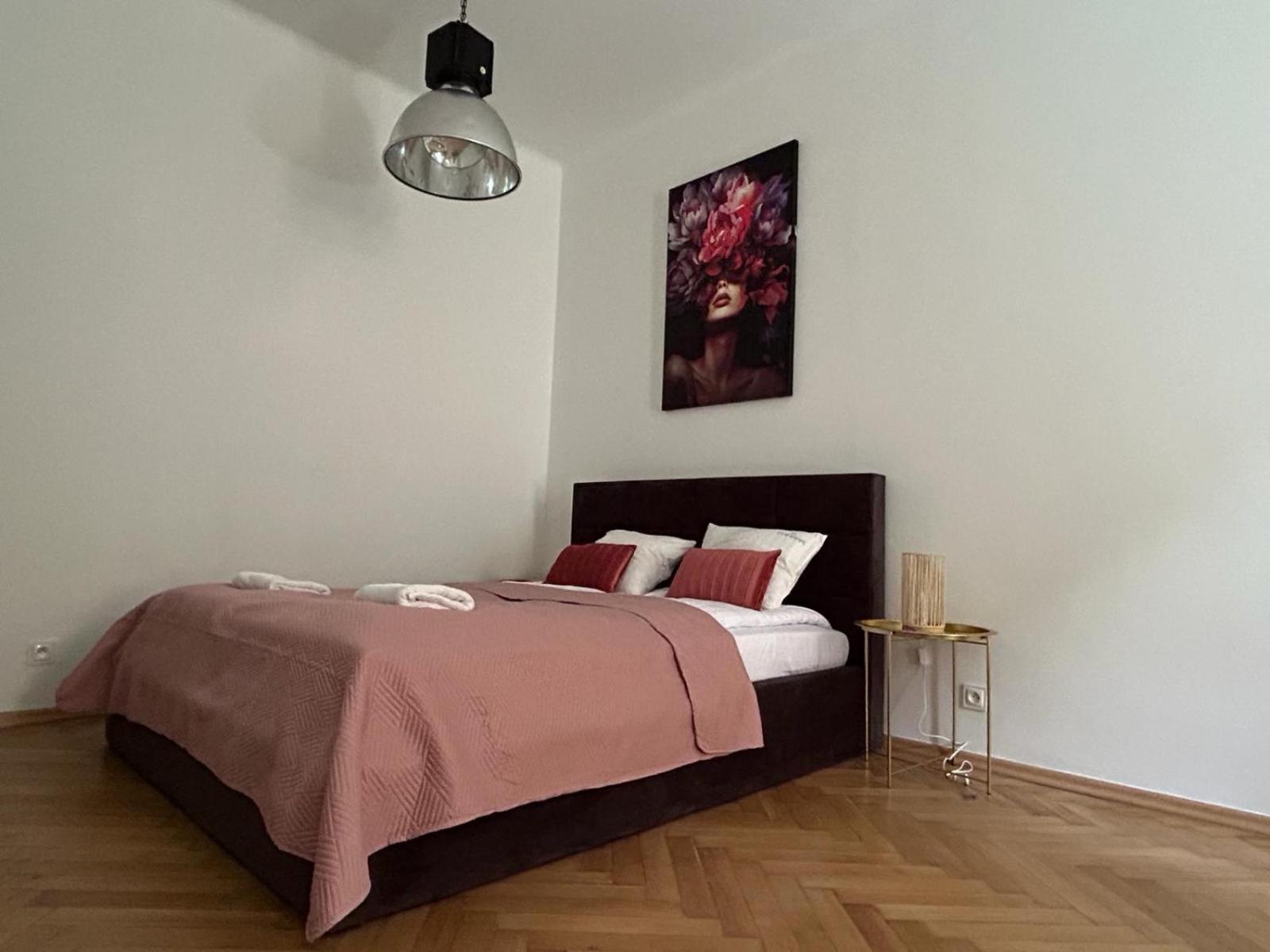Apartment Selected By Market Square *